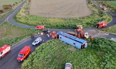 Ônibus tomba com 50 passageiros e deixa dez mortos na MG-223