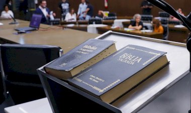 Vereadores de BH aprovam uso da Bíblia em escolas como 'material complementar'