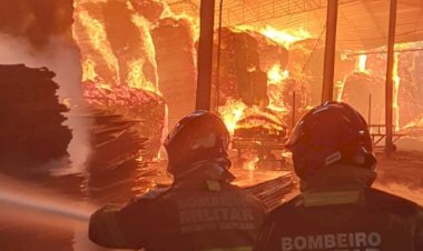 Bombeiros combatem incêndio em fábrica de compensados em Ipatinga