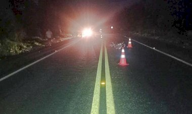 Pedestre morre atropelado ao atravessar a BR-459, no Sul de MG; motociclista fica em estado grave