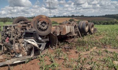 Motorista fica gravemente ferido após capotar caminhão na LMG-836, em São Tomás de Aquino, MG