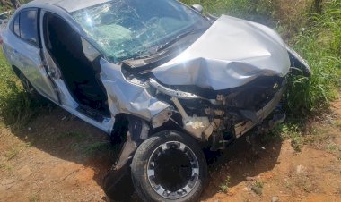 Carro é atingido por trem após 'morrer' em linha férrea e passageiro fica preso às ferragens