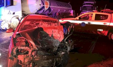 Mãe morre e filhos ficam feridos em batida entre carro e caminhão na BR-251