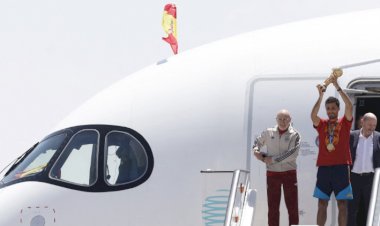 Espanha desembarca em Madri e inicia festa pelo bicampeonato da Copa do Mundo