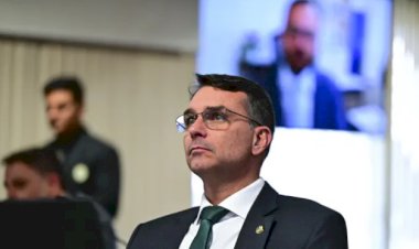 Homem que ameaçou Flavio Bolsonaro é levado à delegacia em Juiz de Fora