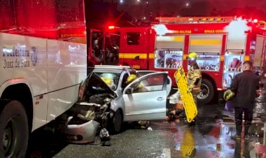 Carro bate em ônibus e deixa três feridos em Juiz de Fora; parte do veículo fica debaixo do coletivo