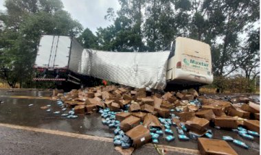 URGENTE: Duas pessoas morrem em grave acidente entre ônibus e caminhão na BR-040, em Três Marias