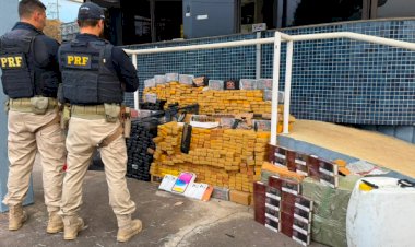 Maconha, cocaína, fuzil e cinco motos roubadas: veja o que PRF apreendeu em caminhão em MG
