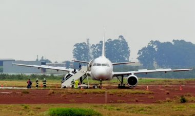 Avião da Latam com 151 pessoas a bordo sai da pista durante pouso e fica atolado na lama no Paraná