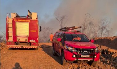 Bombeiros combatem incêndio por cinco horas após fogo atingir 30 hectares em Montes Claros