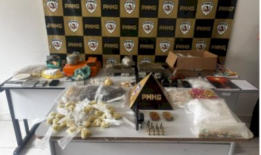 Polícia apreende quase 900 pinos de cocaína, barras de drogas, armas e munições durante operação em Itacarambi