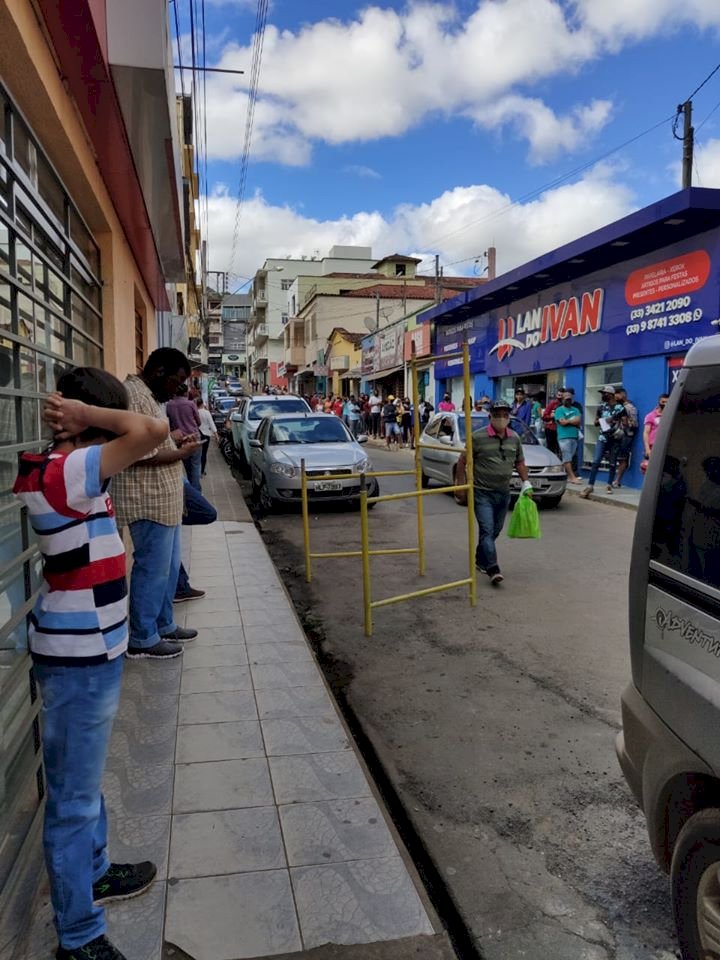 PÓS-FLEXIBILIZAÇÃO: Ruas centrais de Guanhães tem movimento intenso na manhã desta segunda