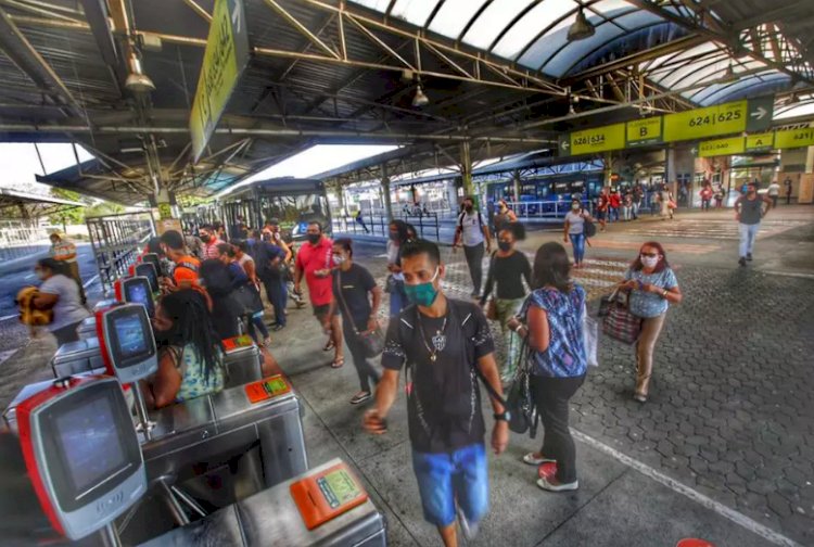 Passageiros enfrentam atraso em estações de BH após ataques criminosos a ônibus