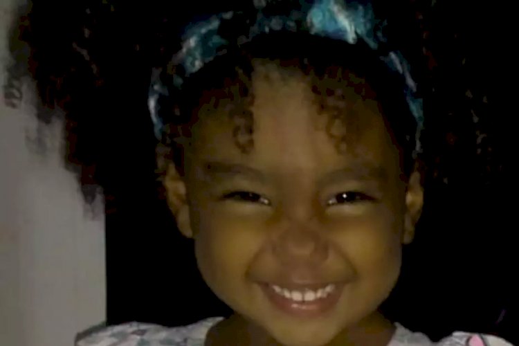 Menina de 2 anos morre com tiro na cabeça enquanto brincava na porta de casa