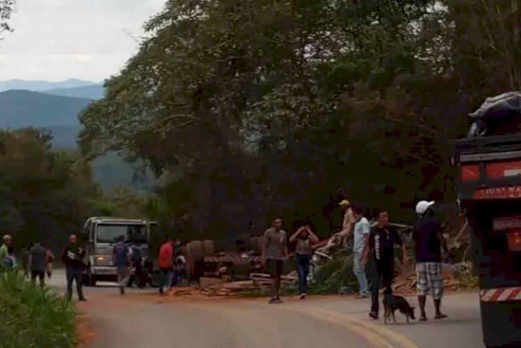 Caminhão bate em porteira, carga cai na cabine e mata motorista em Minas