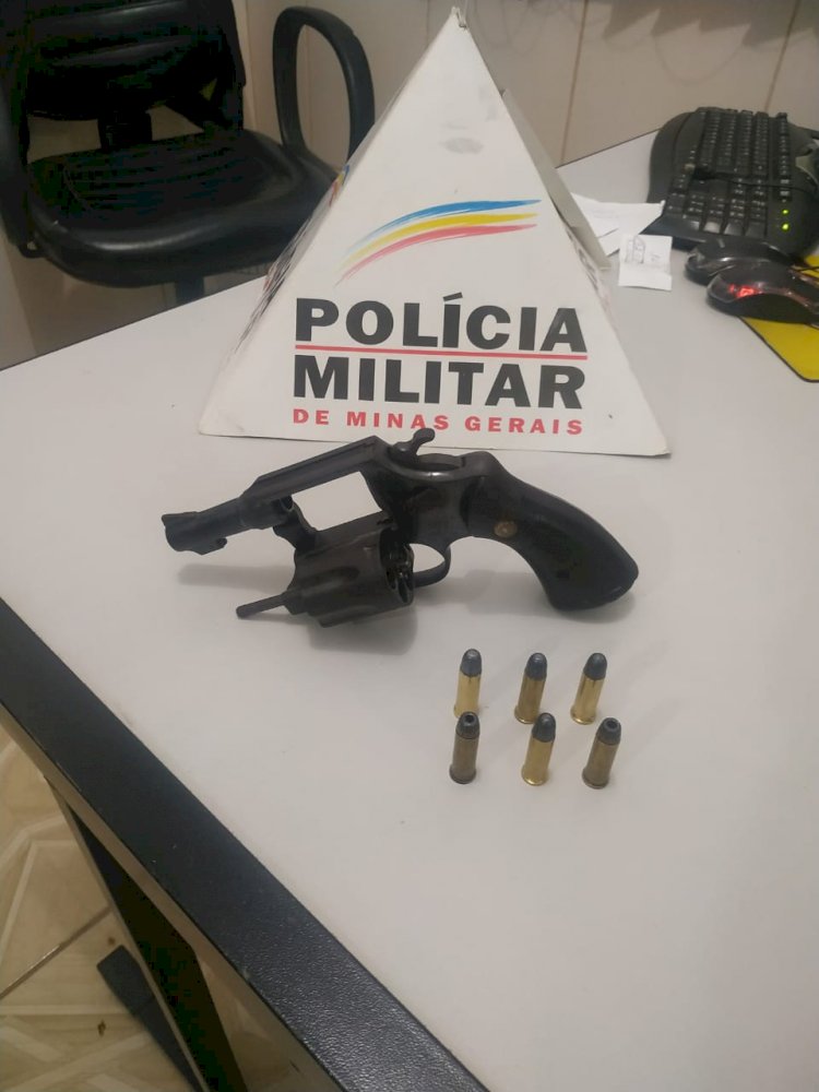 MILITARES DE DIVINOLÂNDIA DE MINAS APREENDE ARMA DE FOGO