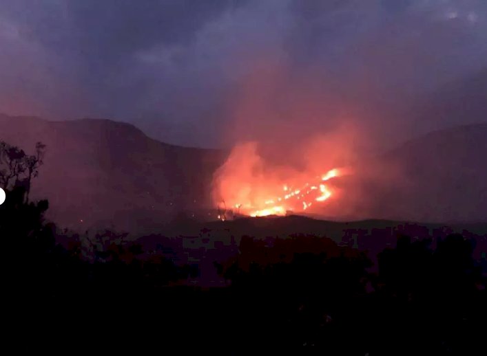 Incêndio na Lapinha da Serra ameaça casas e Parque Estadual Serra do Intendente