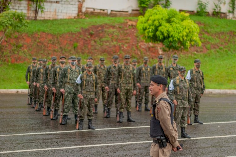 Comandante do 65° Batalhão da Polícia Militar participa de solenidade no Tiro de Guerra de Guanhães 