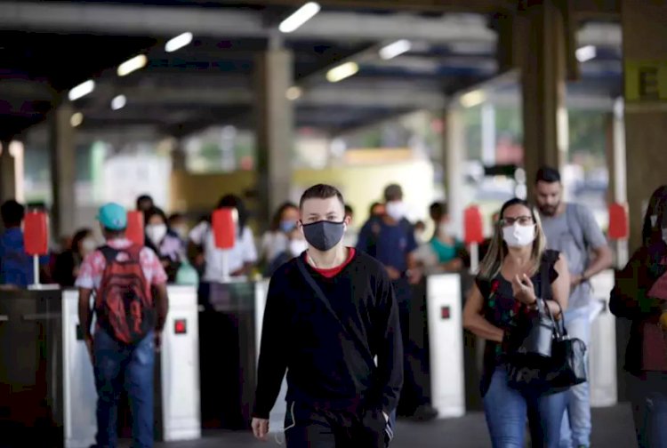 Depois de atingir maior marca desde maio, taxa de contágio desacelera no Brasil