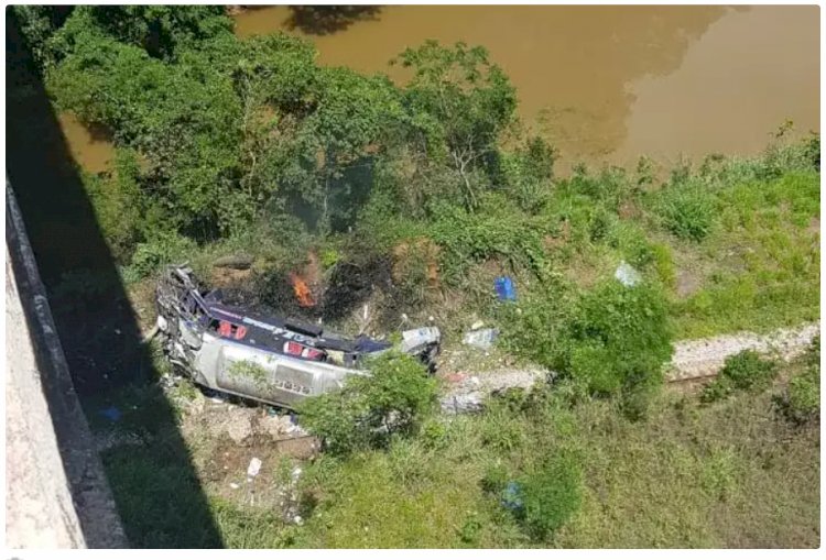 Ônibus cai de viaduto e deixa ao menos 11 mortos na BR-381, em João Monlevade