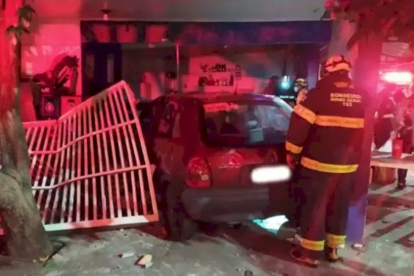 Mulher atropela e mata namorado prensado na parede de um bar em Uberaba