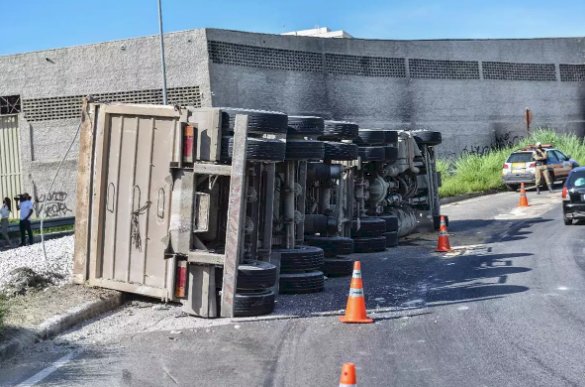 Carreta com 33 toneladas de calcário tomba na alça de acesso ao Anel Rodoviário