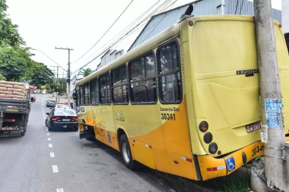 Ladrão inabilitado furta ônibus no Barreiro, provoca acidente e acaba preso