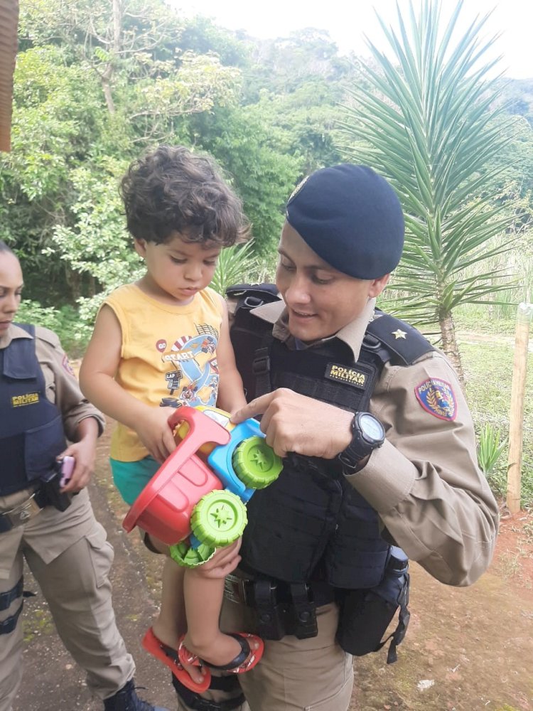 PM faz entrega de presentes arrecadados na campanha Natal Solidário nas comunidades de  Sabinópolis