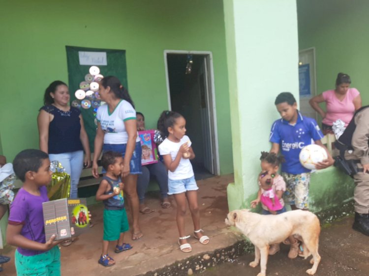 PM faz entrega de presentes arrecadados na campanha Natal Solidário nas comunidades de  Sabinópolis