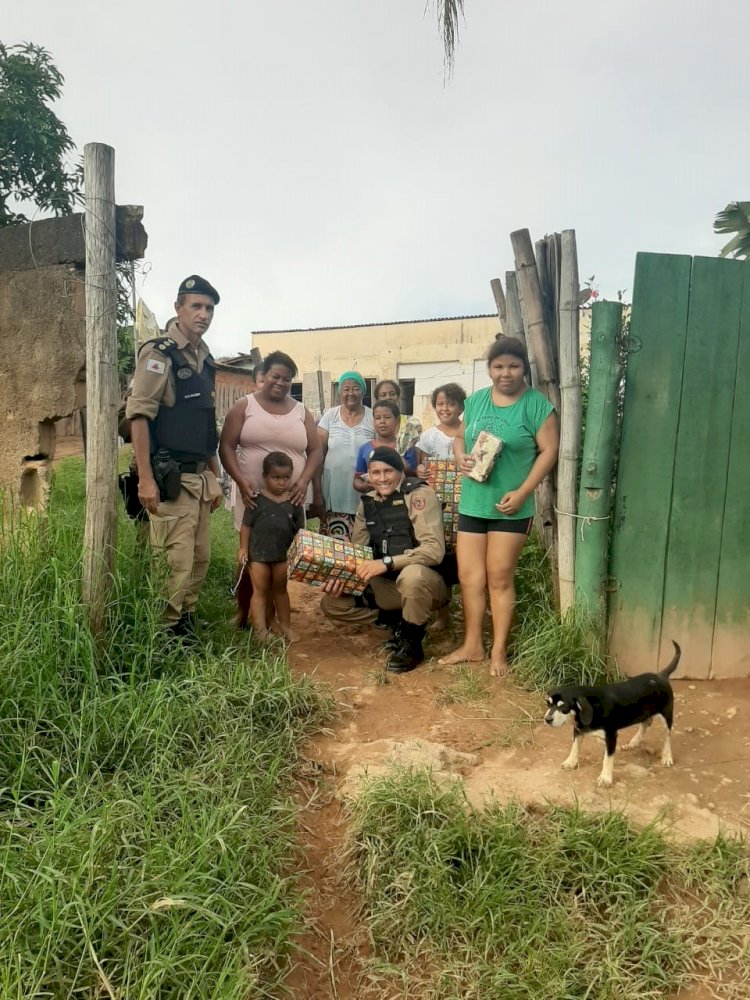 PM faz entrega de presentes arrecadados na campanha Natal Solidário nas comunidades de  Sabinópolis