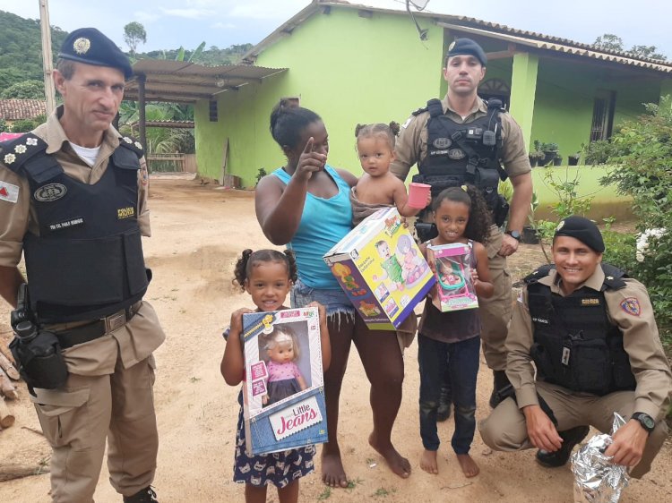 PM faz entrega de presentes arrecadados na campanha Natal Solidário nas comunidades de  Sabinópolis