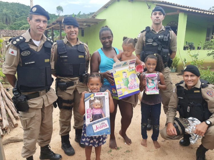 PM faz entrega de presentes arrecadados na campanha Natal Solidário nas comunidades de  Sabinópolis