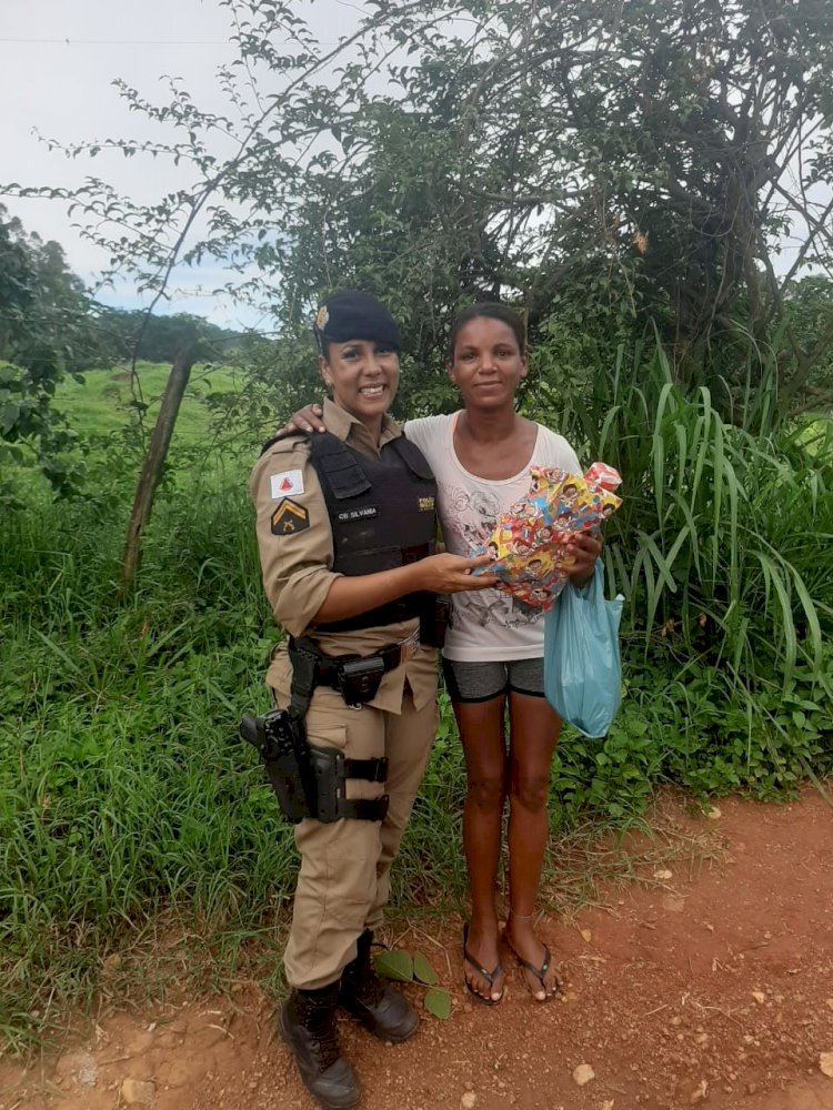 PM faz entrega de presentes arrecadados na campanha Natal Solidário nas comunidades de  Sabinópolis