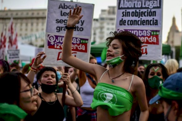 Argentina aprova legalização do aborto até a 14ª semana de gravidez