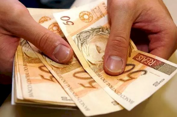 Publicada Medida Provisória que fixa salário mínimo em R$ 1.100