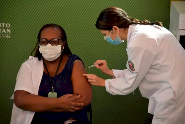 'Não sou cobaia, estou muito orgulhosa', diz primeira brasileira vacinada