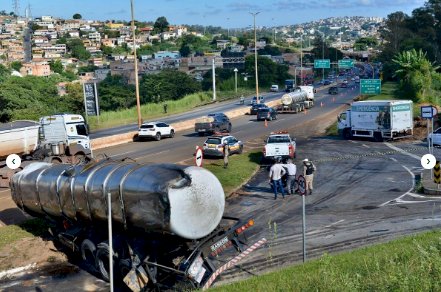 Caminhão que provocou acidente no Anel Rodoviário estava com o pneu careca