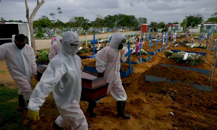 Com 1.452 mortes por Covid-19 registradas em 24 horas, Brasil tem média móvel de 1.073, a maior desde julho