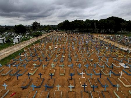 Brasil registra 2.207 mortes em 24 horas; média móvel volta a bater recorde