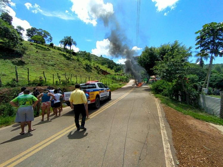 Moradores da comunidade Vila Mangueiras em Materlândia, fazem protesto e fecham a estrada,  após carreta atingir poste de energia elétrica.