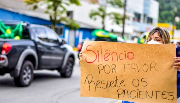 Manifestantes fazem buzinaço em frente a hospital no Paraná, e profissionais de saúde reagem: 'Respeite os pacientes'