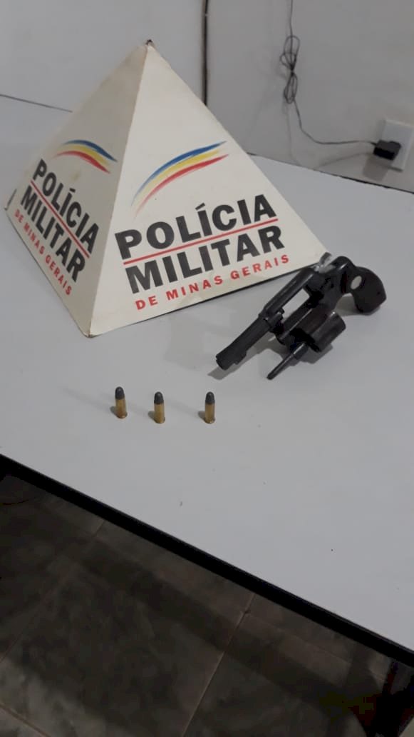 HOMEM DE 31 ANOS É PRESO EM COLUNA COM UMA ARMA DE FOGO, APÓS COMETER UM FURTO EM RIO VERMELHO.