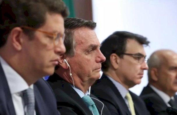 Bolsonaro corta verba para meio ambiente um dia após promessa na Cúpula do Clima.