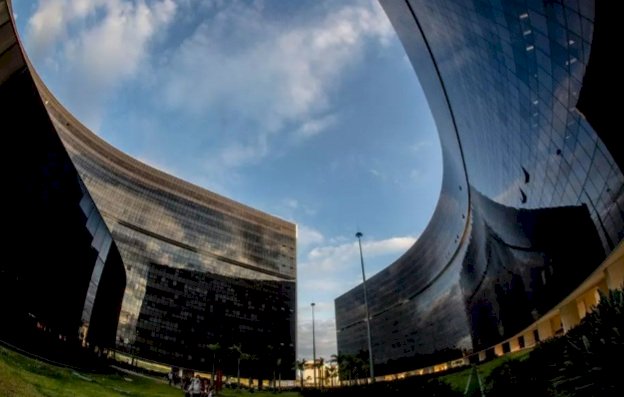 Investigação do governo Zema aponta que servidores furaram fila da vacina.