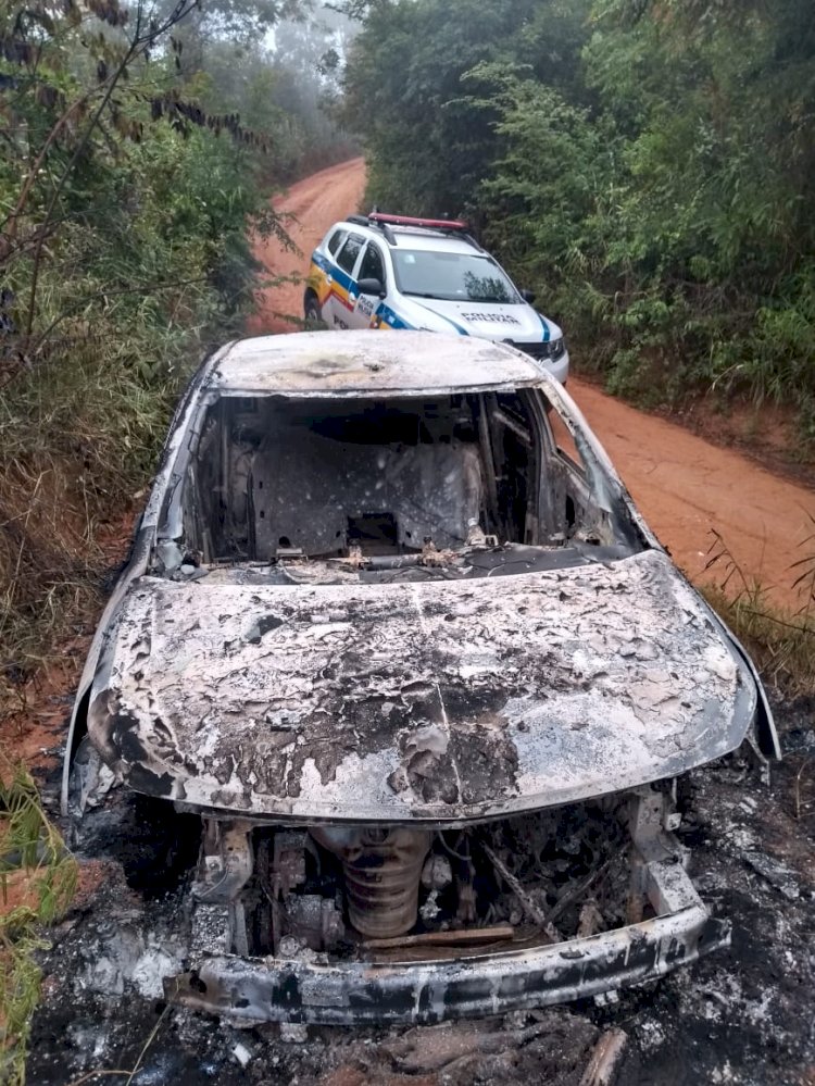 Veículo é encontrado queimado em estrada de Zona Rural de Sabinópolis