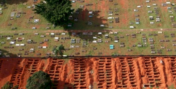 Pandemia acelera e Brasil atinge marca de 400 mil mortes pela Covid-19.