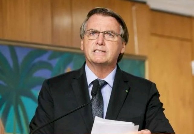 Canetada permite a Bolsonaro aumentar o próprio salário e o do vice.