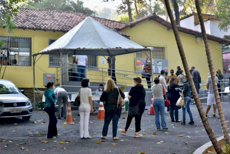 PBH reduz locais de vacinação contra a Covid e surpreende profissionais da saúde