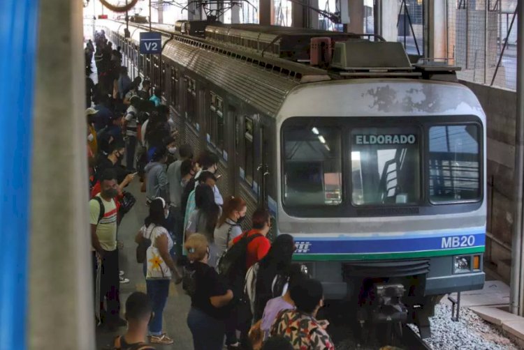 Metroviários recuam, e estações são abertas após início de paralisação em BH