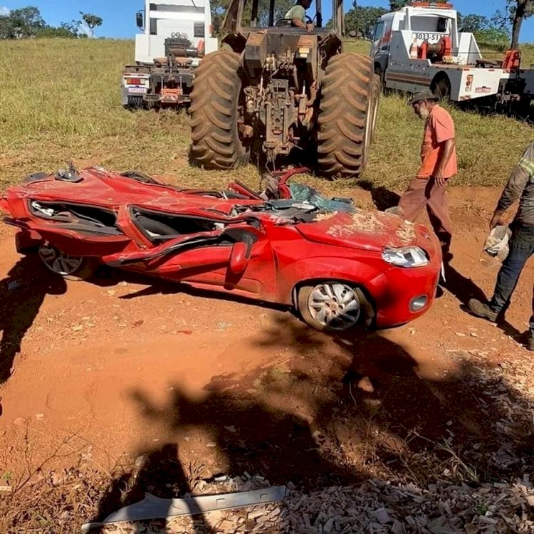 Acidente incrível deixa Fiat Uno achatado na estrada